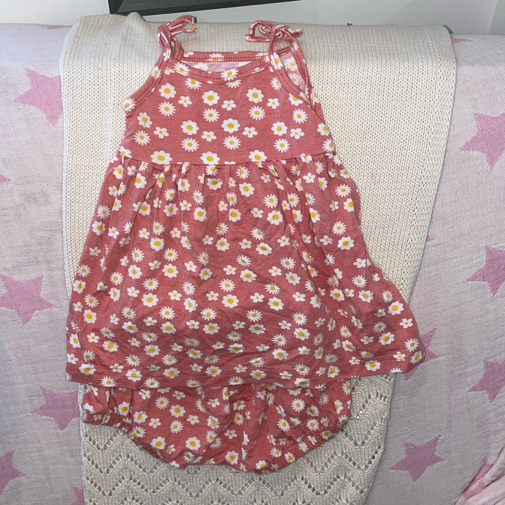 Matching pink daisy print set